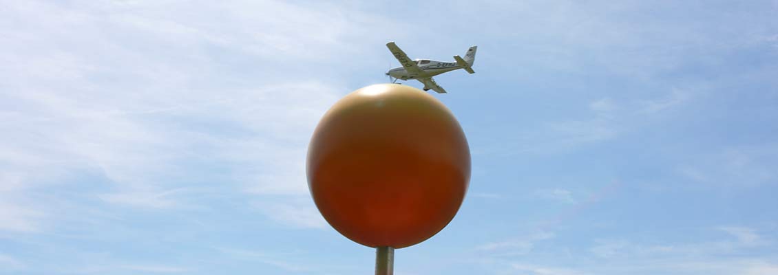 Sonnenmodell am Donauplanetenweg mit Flugzeug